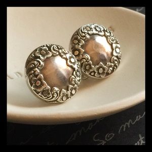 ⬇️ Vintage sterling repousse earrings